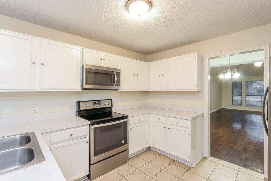 Building Photo - 2946 Lawndale Dr