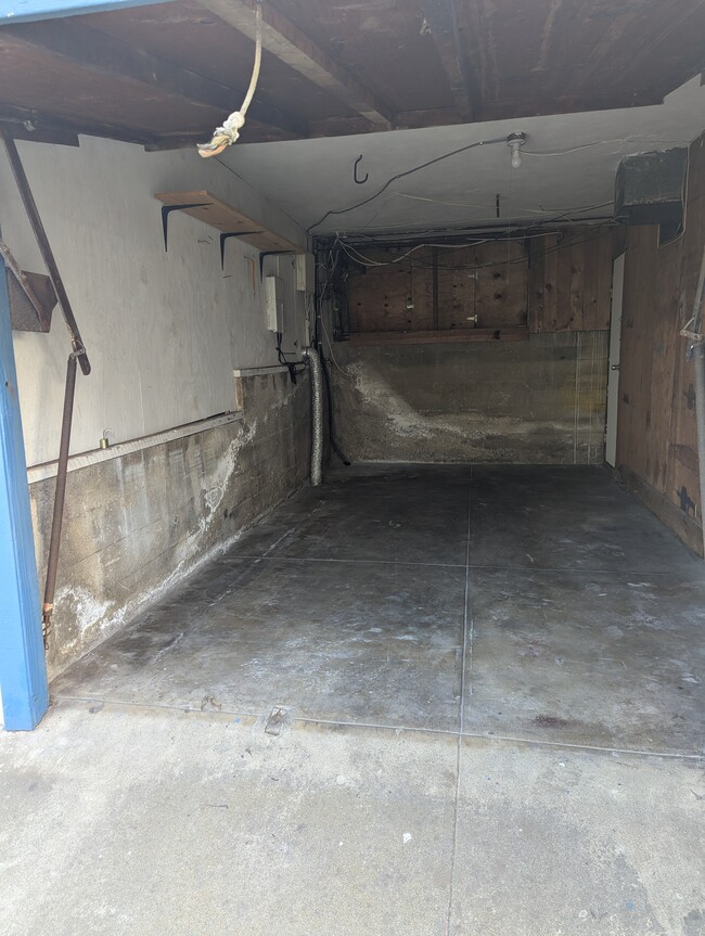 Private garage with washer & dryer hook ups - 328 1st St