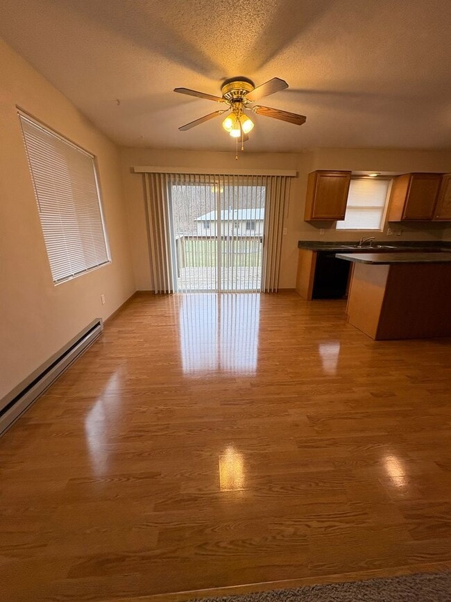 Building Photo - 801 Evergreen Dr