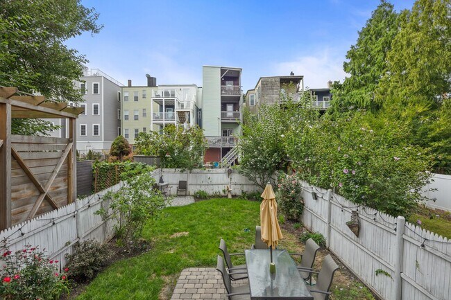 Building Photo - New 2BR2BA Condo in Jefferies Point with Backyard