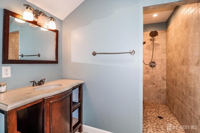 Building Photo - 71 Woodbridge Ave