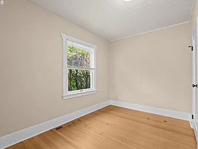 Building Photo - GPM657 - SE Raymond Ct. (T1)