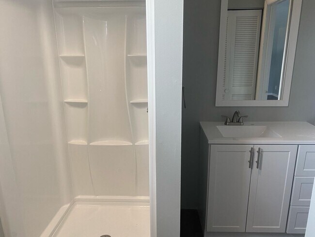 Building Photo - 1041 W 10th St