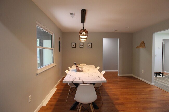 Building Photo - Bright & Spacious 2-Bedroom Home in Massanutten
