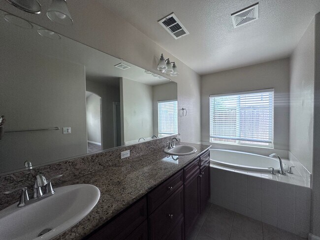 Building Photo - NW Visalia Home Coming Soon!