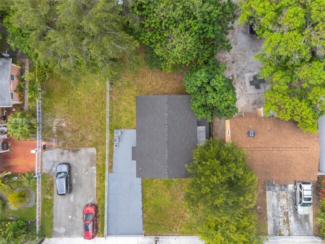 Building Photo - 15100 NE 14th Ct