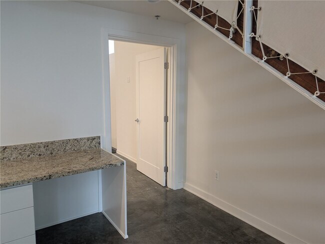 Building Photo - 615 Hampton Dr