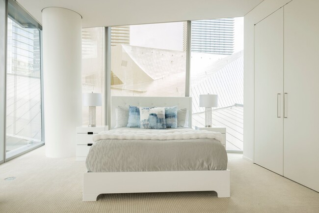 Building Photo - Luxurious premium corner unit nearly 1600 sq ft., Impeccably furnished-turn key- 2 bedroom 2 bath...