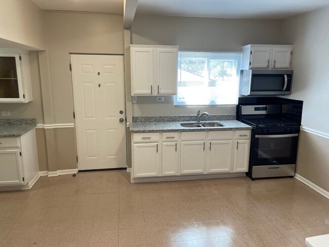 Building Photo - 714 Broadway Ave