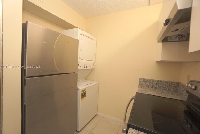 Building Photo - 820 Twin Lakes Dr