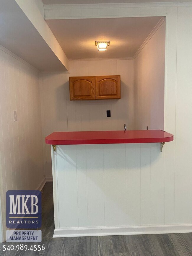Building Photo - 4 Bedrooms, 2.5 Baths, Split Foyer, Locate...