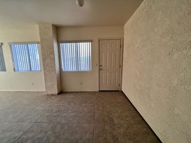 Building Photo - Silver Sands Community Home with fenced Yard 2BR plus bonus area