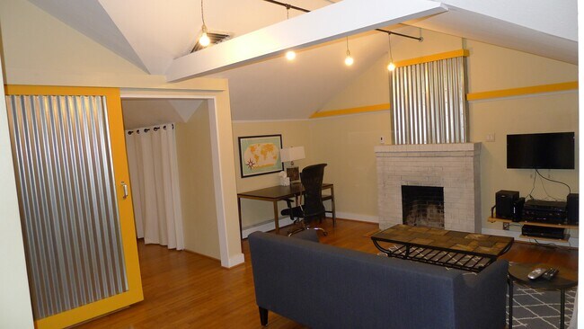 Primary Photo - 1530 Pine St