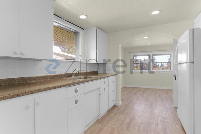 Building Photo - 5526 S Avon St