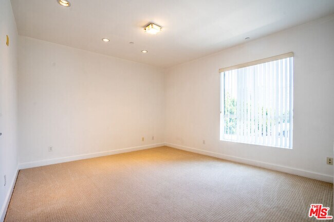 Building Photo - 848 Irolo St