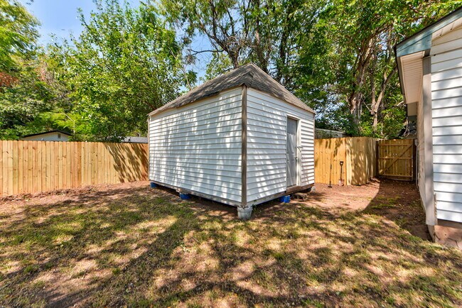 Building Photo - 204 S Stewart Ave