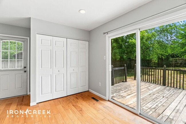 Building Photo - 16 King Arthur Pl