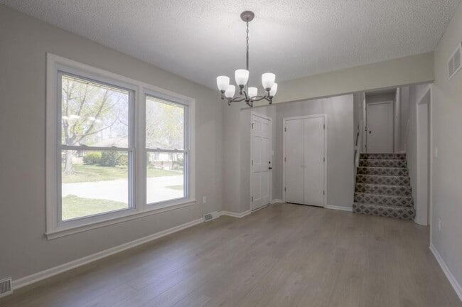 Building Photo - 1008 NW Roanoke Dr