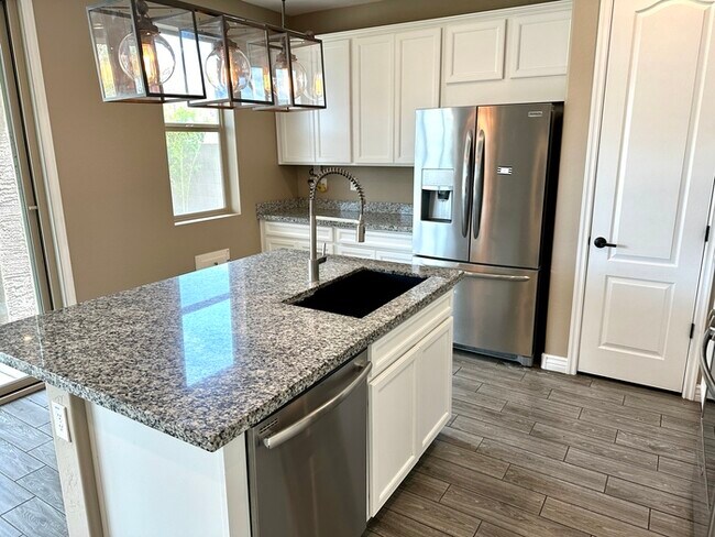 Building Photo - Stunning Southern Enclave