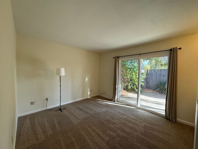 Building Photo - For Rent – Charming Woodland Condo with Co...