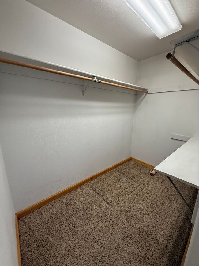 Building Photo - Unique 2 Bed/2 Bath Craftsman on Bend's We...