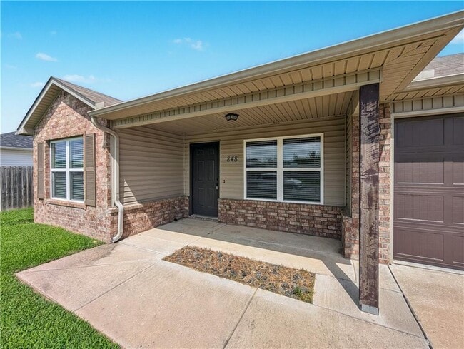 Building Photo - 848 NW Evans Cir