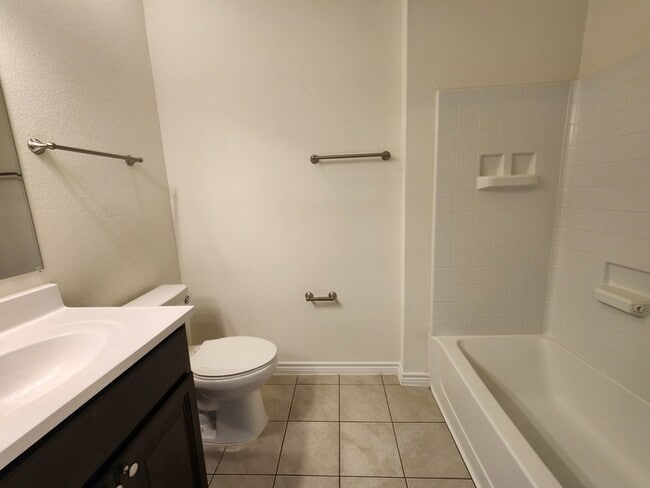 Building Photo - 4-Bed 2 Bath 2 Car Garage-Available July f...