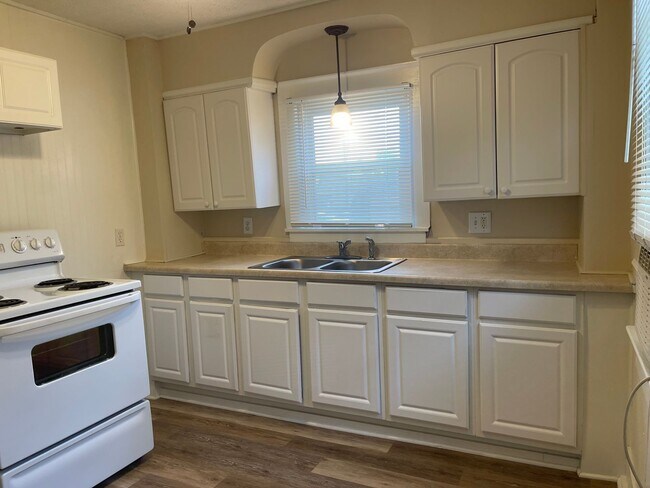 Building Photo - 310 E 14th St