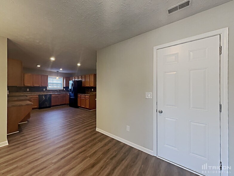 Building Photo - 901 Laramie Ct