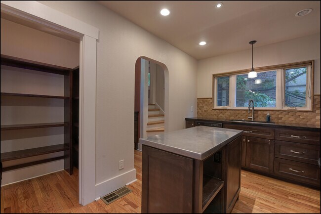 Building Photo - 1420 Hawthorne St