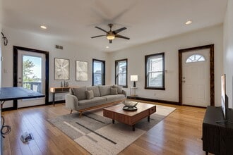 Building Photo - 200 St Thomas St