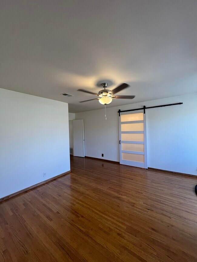 Building Photo - Townhome in the heart of Norwalk!
