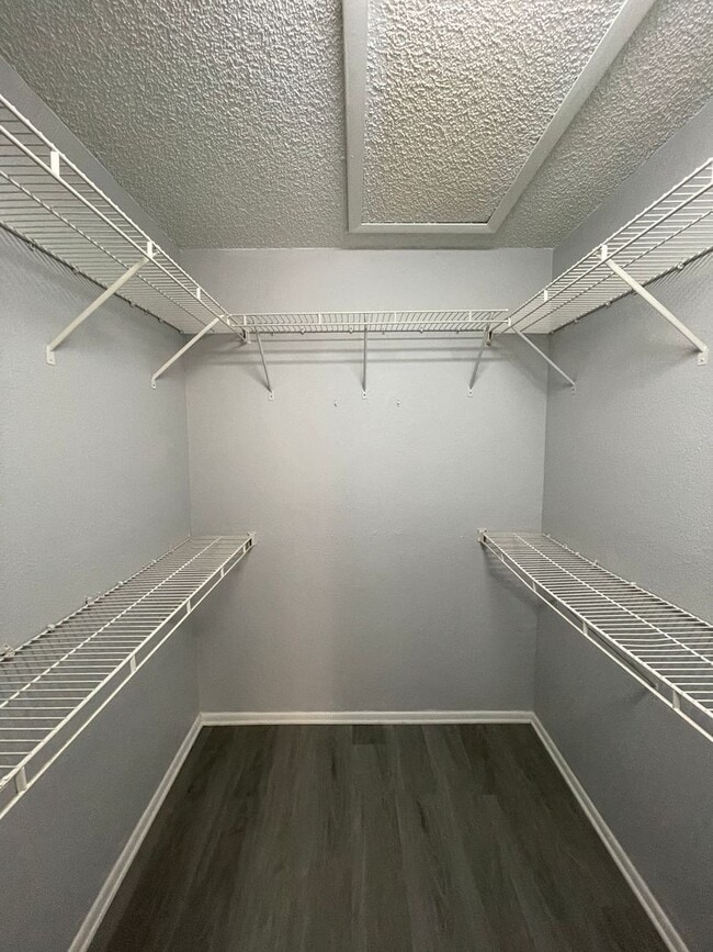 Building Photo - Prime Location! Water included! 2-bed 1-bath Condo!