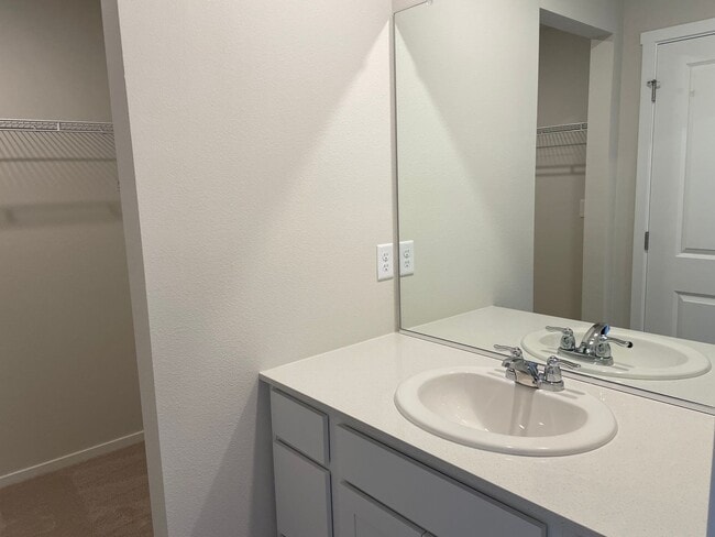 Building Photo - GORGEOUS 4 BED/2.5 BATH! HIGH END FINISHES ! SPACIOUS ROOMS ! FENCED BACK YARD !