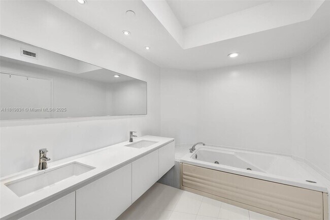 Building Photo - 4779 Collins Ave