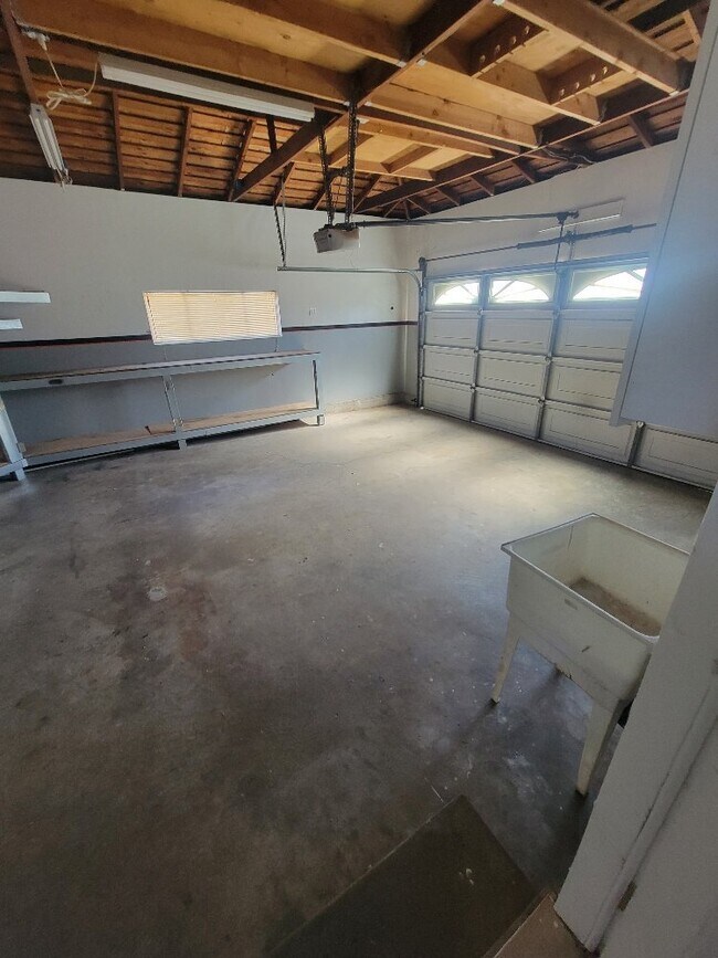 Building Photo - "Charming 3-Bed, 1.5-Bath home