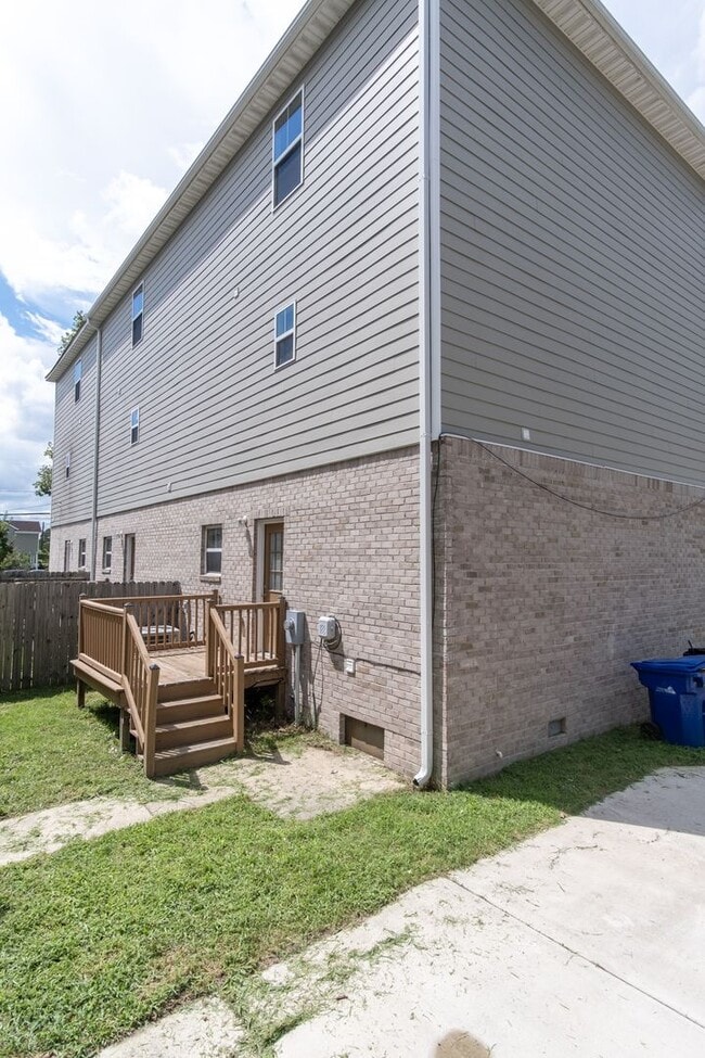Building Photo - MOVE IN READY 3 Bedroom!