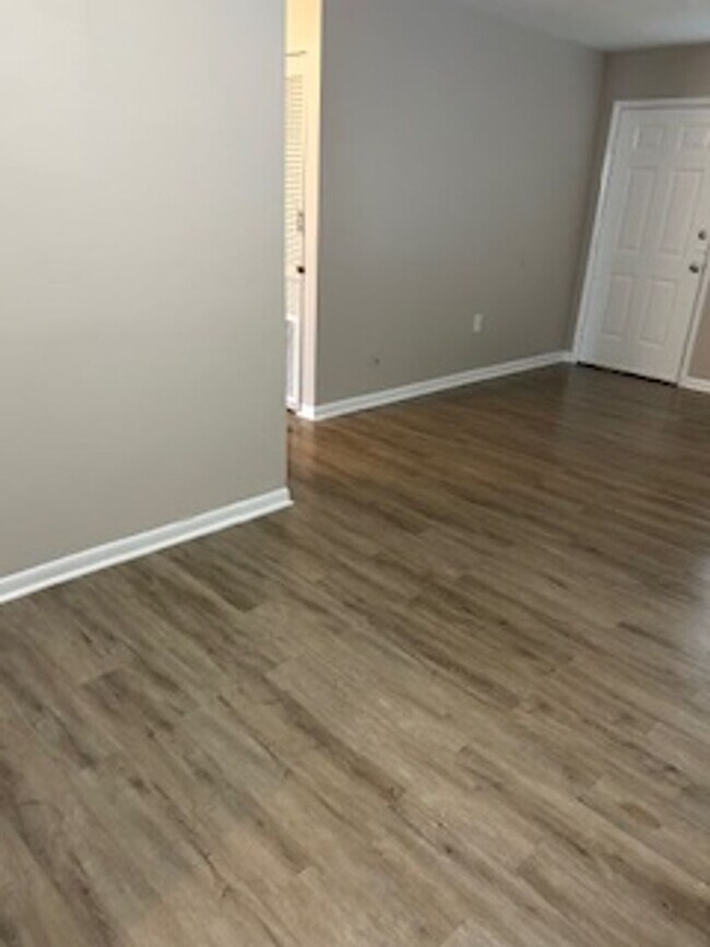 Building Photo - 2/1 available now!