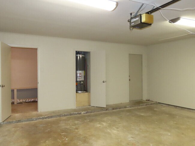 Building Photo - Updated 5 bedroom, 3 bathroom home in Tyle...