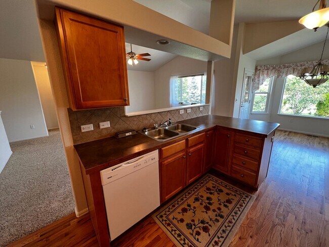 Building Photo - Charming 3 Bed, 2 Bath Home in Maple Hill
