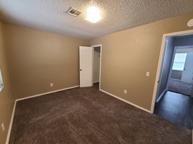 Building Photo - 1824 N Kaye Dr