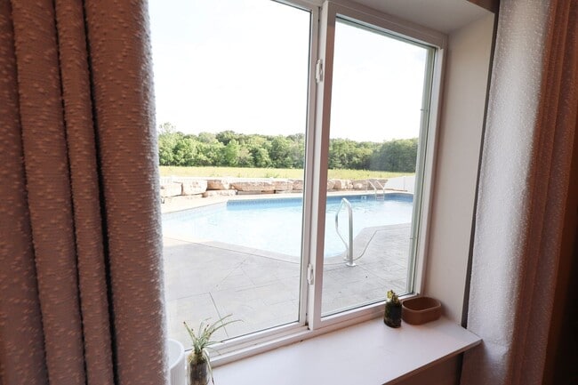 Building Photo - 4 Bedroom, 4 Bath Home w/Backyard Heated Pool overlooking Pearl's Fen