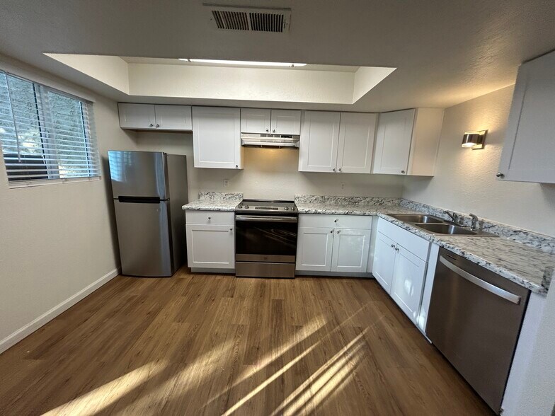 Building Photo - 4740 W Rose Ln