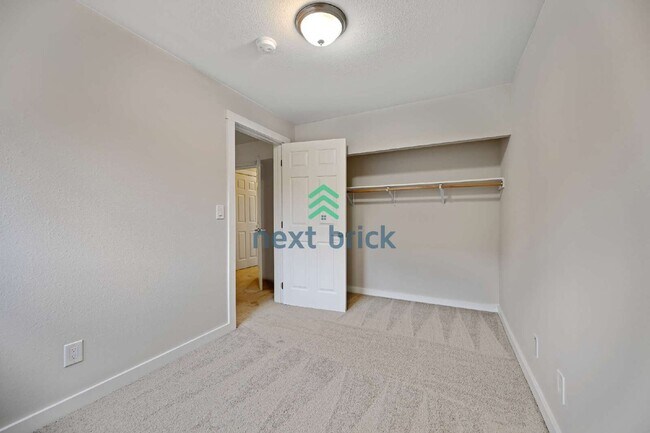 Building Photo - Beautiful remolded Single-family house