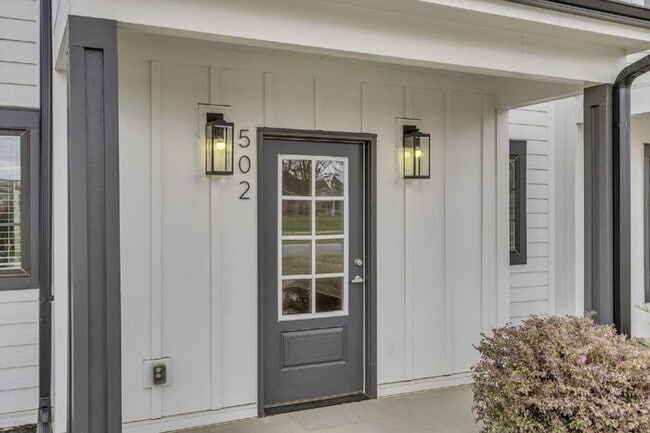 Building Photo - Modern 2-Bed, 2.5-Bath Travelers Rest Town...