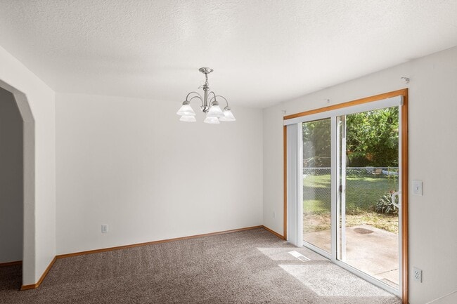 Building Photo - Woodstock 3 Bedroom Single Family Home