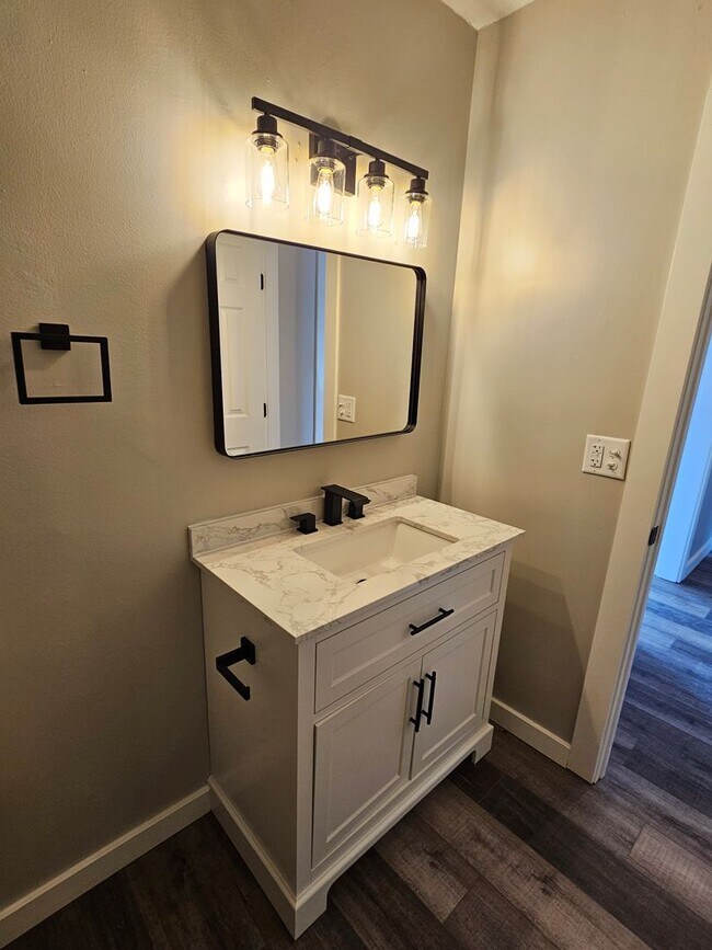 Building Photo - Like new large 2 bedroom apt coming available!