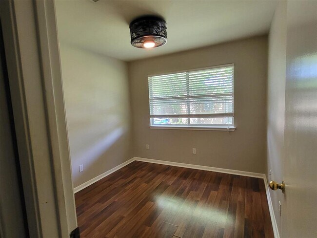 Building Photo - 512 Maplecreek Dr