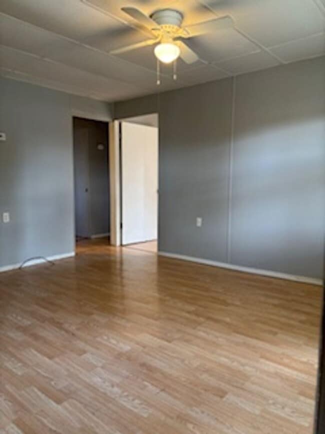 Building Photo - 3 bedroom, 1 bathroom Triplex: Martinsville