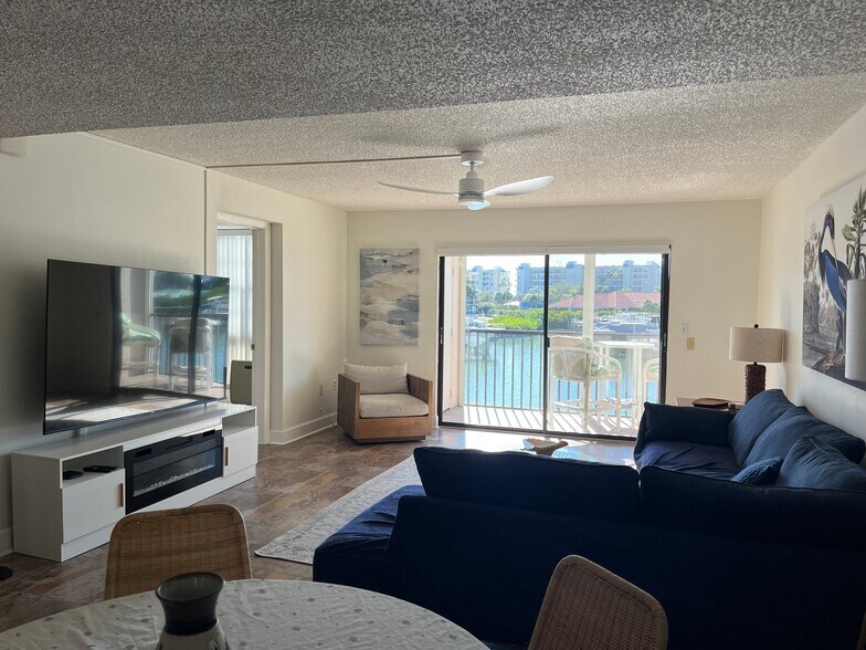 Building Photo - 7600 Sun Island Dr S